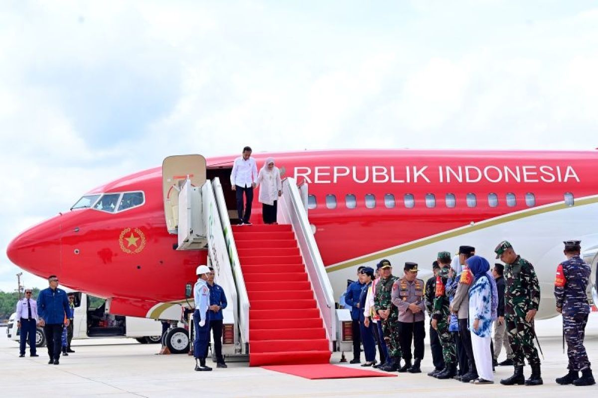 Pesawat Kepresidenan RI Boeing 737 mendarat perdana di Bandara Nusantara