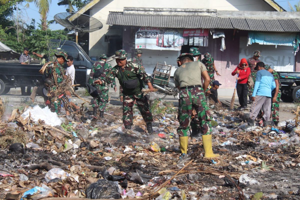 Prajurit TNI Lombok Tengah bersihkan sampah di Pasar Puyung