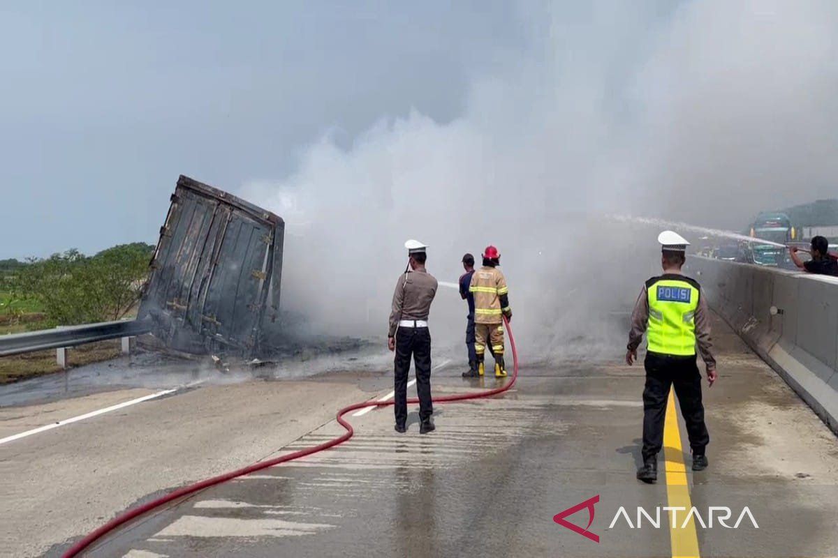 Truk terbakar di Tol Semarang-Batang