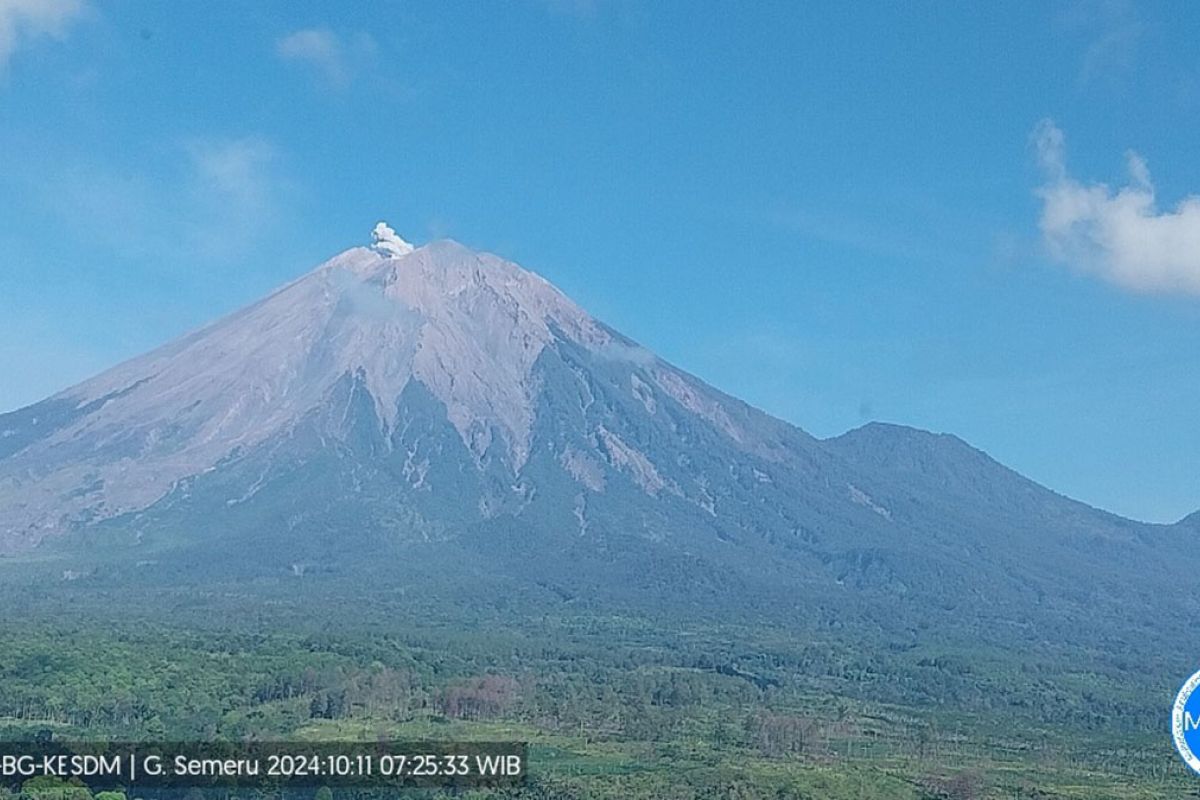 Gunung Semeru di Jawa Timur erupsi dengan letusan setinggi 400 meter