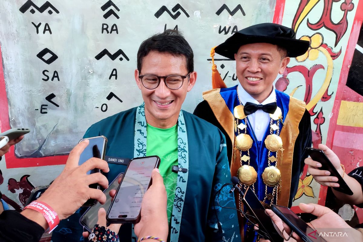 Sandiaga menghadiri wisuda mahasiswa Poltekpar di Pantai Losari Makassar