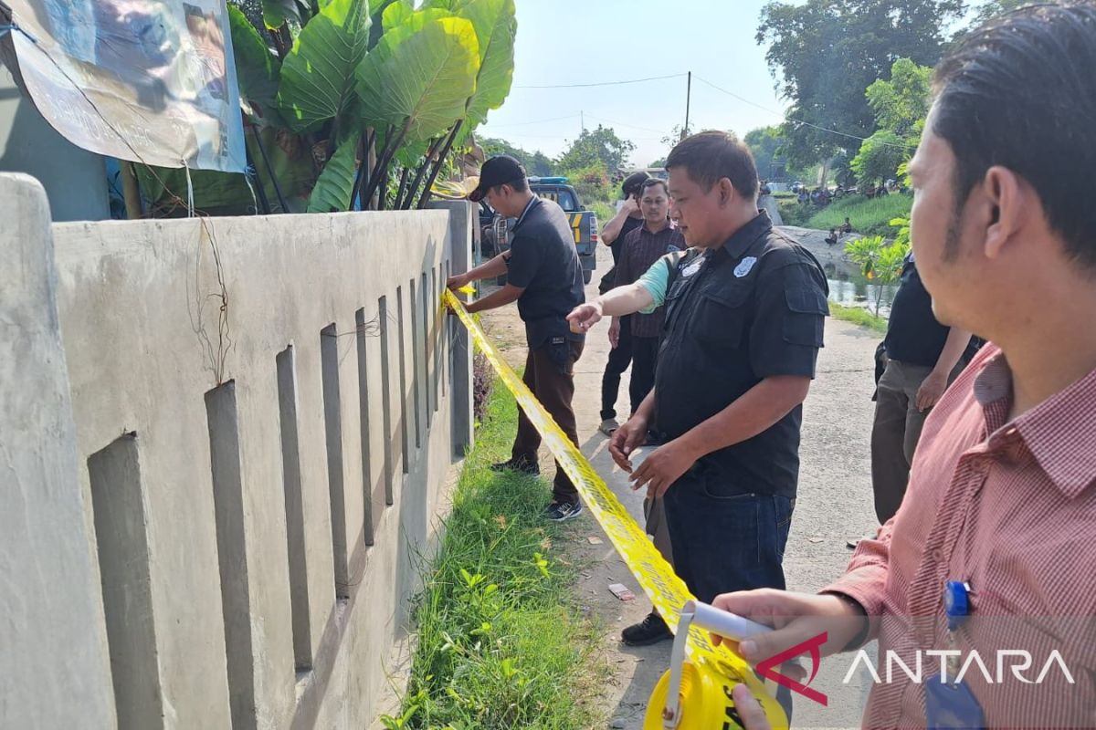 Satpol PP Karawang segel warung remang-remang