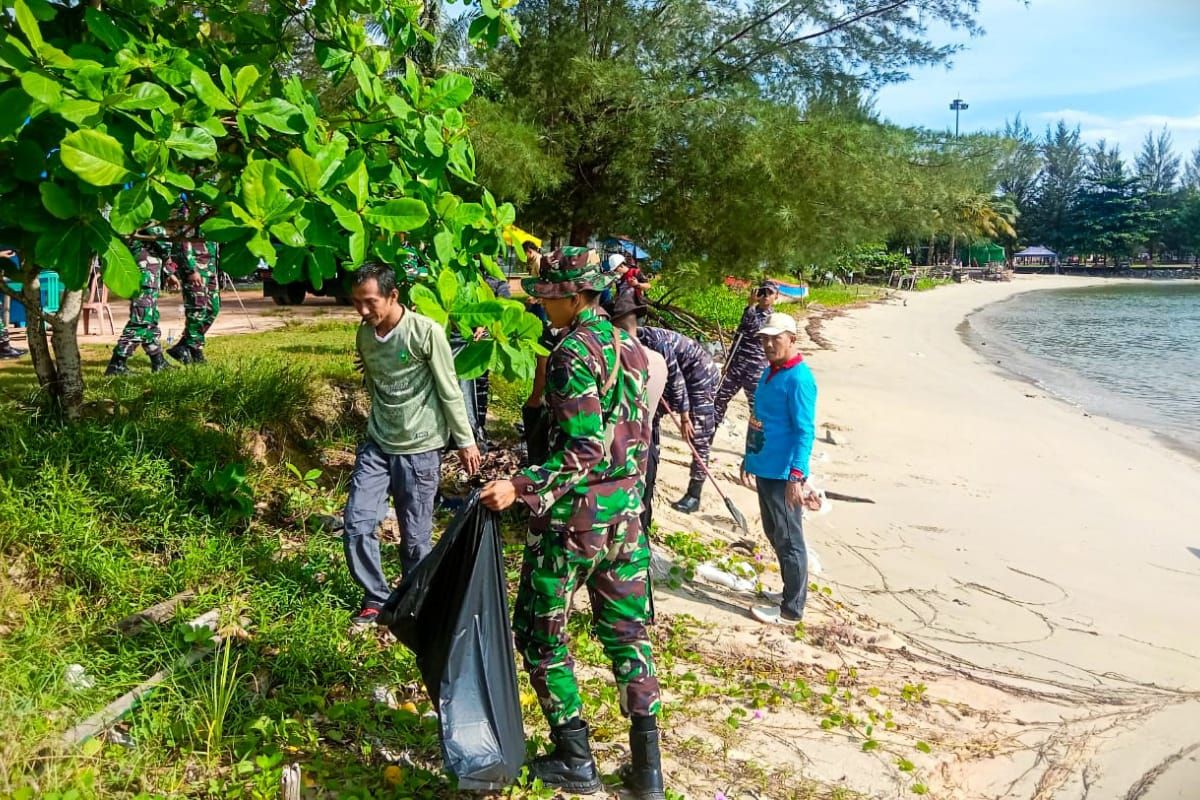 Kodim 0318 Natuna libatkan pelajar bersihkan Pantai Piwang