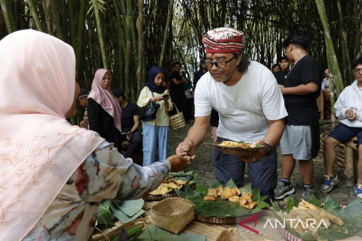 Calon Bupati  Temanggung kunjungi Pasar Papringan