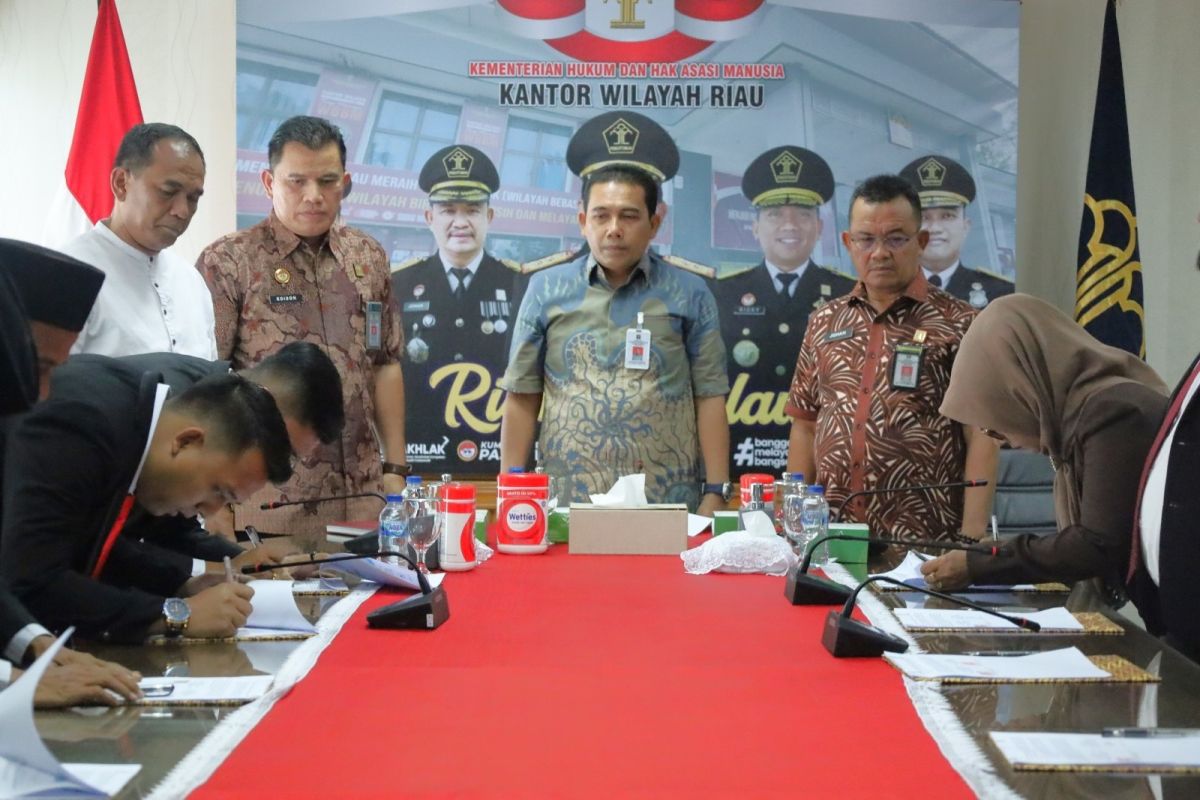 14 organisasi tandatangani kontrak adendum bantuan hukum dengan Kemenkumham Riau