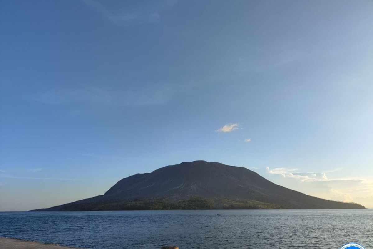 PVMBG minta warga jauhi radius bahaya Gunung Ruang