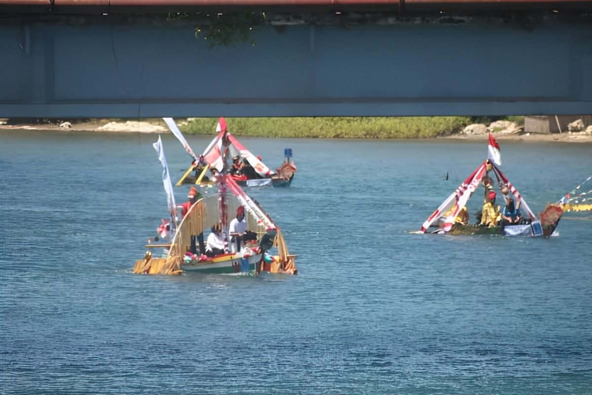 Parade perahu hias cerminkan semangat gotong royong warga Poso