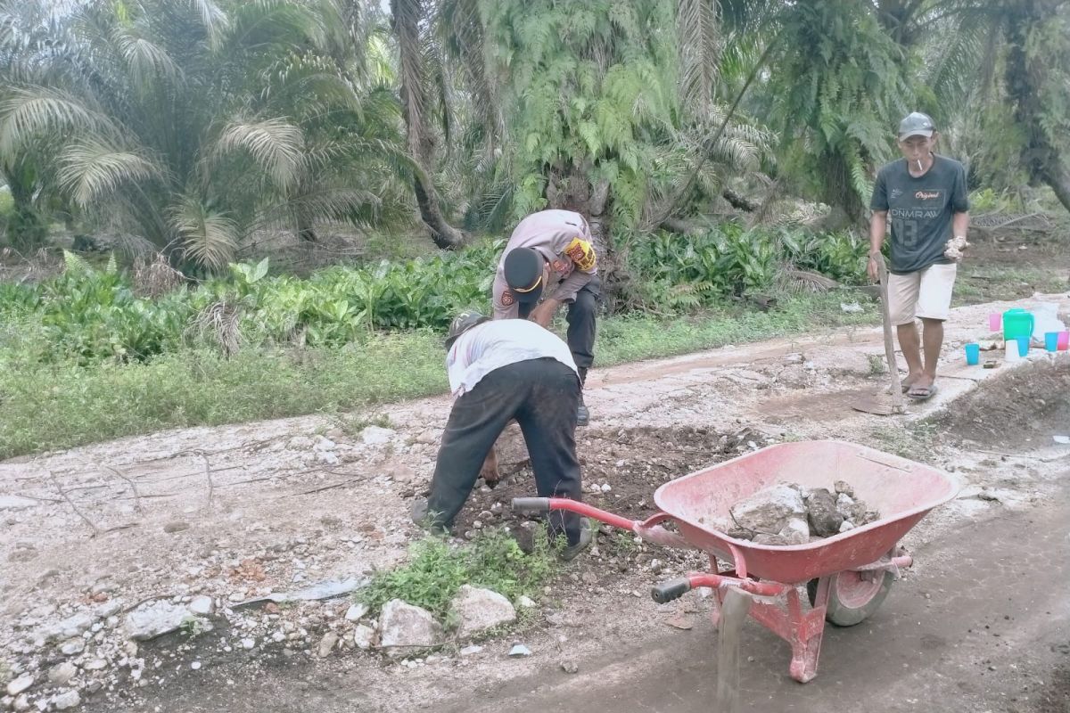 Polsek Sungai Sembilan dan masyarakat gotong royong perbaiki jalan rusak