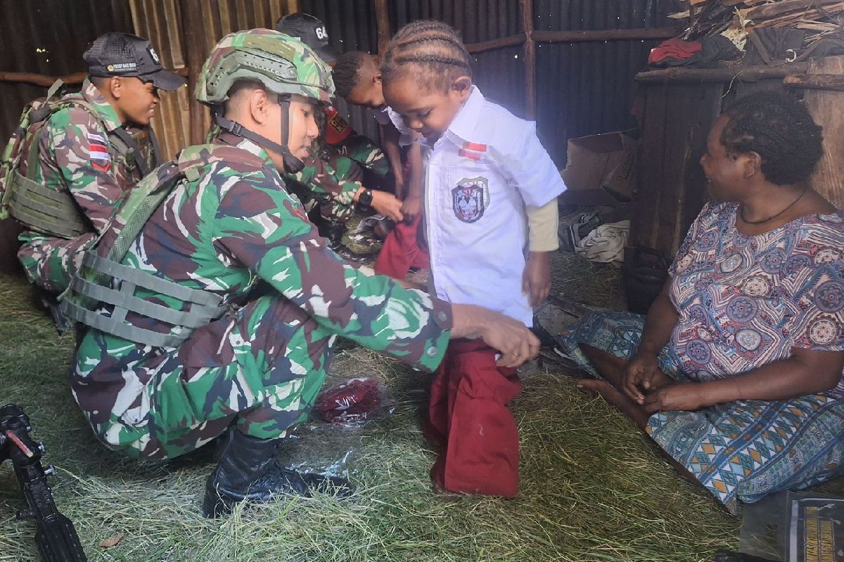 Satgas 641/Bru bagikan seragam ke pelajar di Kurima Yahukimo