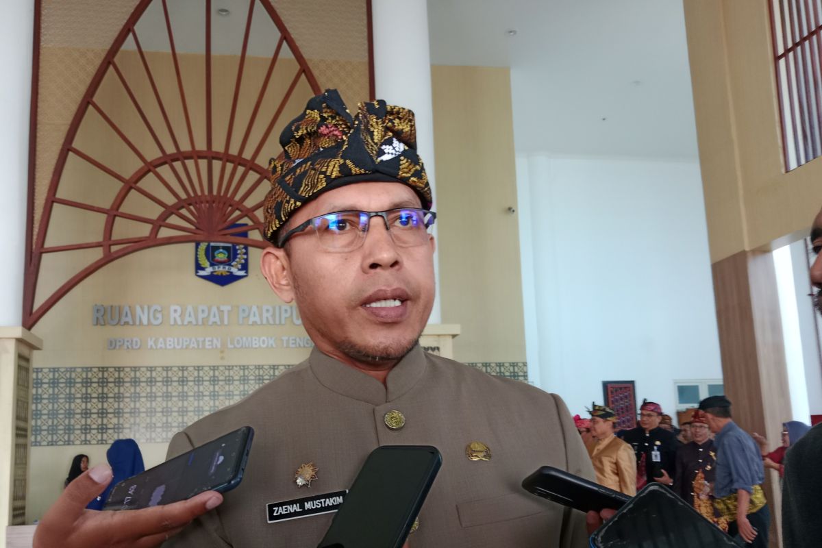 SatPol PP tertibkan APK Pilkada 2024 di Lombok Tengah