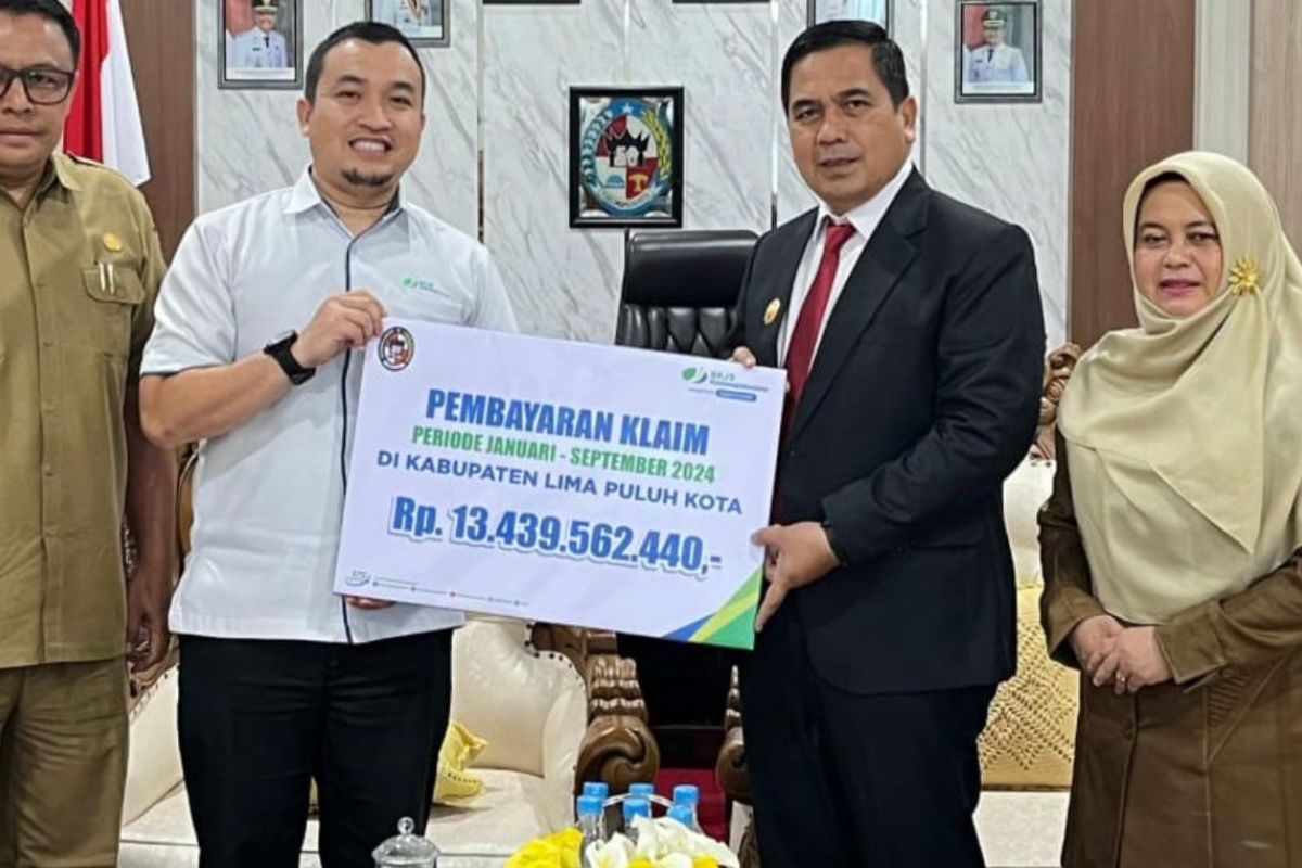 BPJS Ketenagakerjaan salurkan Rp13,4 miliar dan beasiswa pada pekerja di Lima Puluh Kota