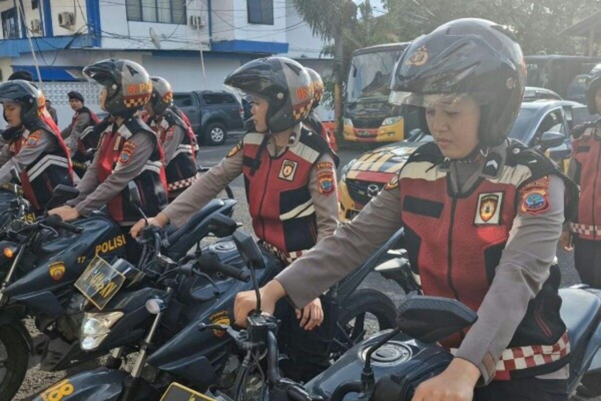 Polwan Polda Sulut Patroli Srikandi  Samapta Presisi di pusat keramaian