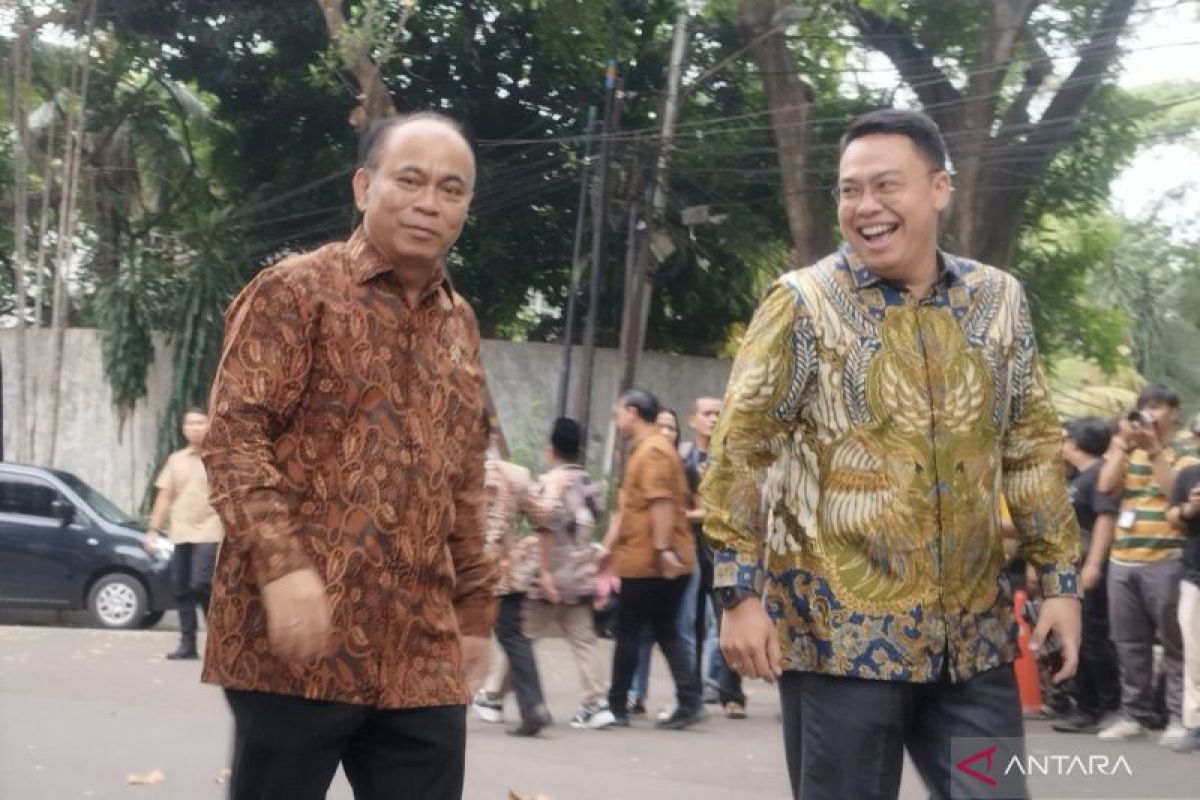 Momen lucu saat Budi Arie "terobos" wawancara Giring di rumah Prabowo