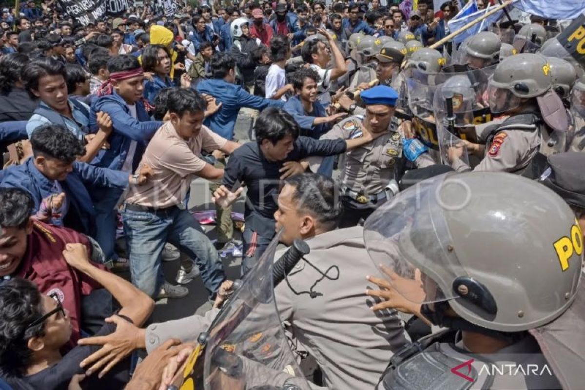 Rusak gerbang dewan, Polda NTB tetapkan enam mahasiswa jadi tersangka