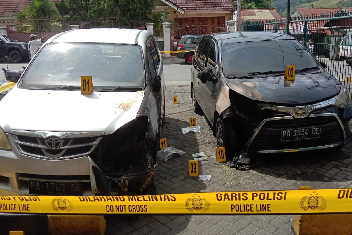 Penyidik Polresta Jayapura lakukan olah TKP ledakan di kantor redaksi Jubi