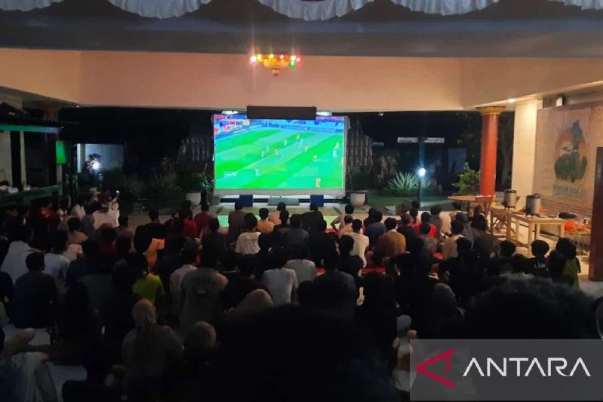 Ratusan warga nobar Indonesia vs China di Museum NTB