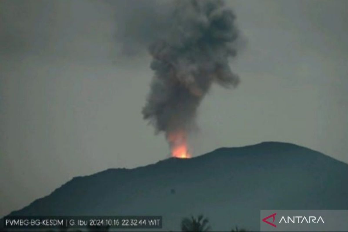 Gunung Lewotobi Laki-Laki meletus keluarkan pijar api 1 kilometer