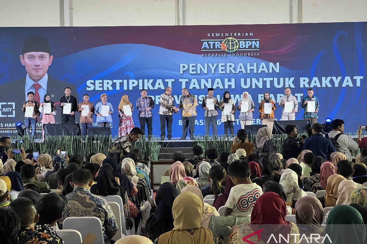 Kementerian ATR serahkan  3.256 sertifikat tanah ke warga Jabar