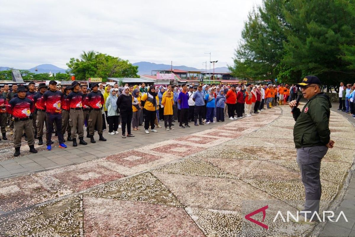 Pj Wali Kota pimpin 1.537 ASN dan pelajar bersihkan Pantai Padang