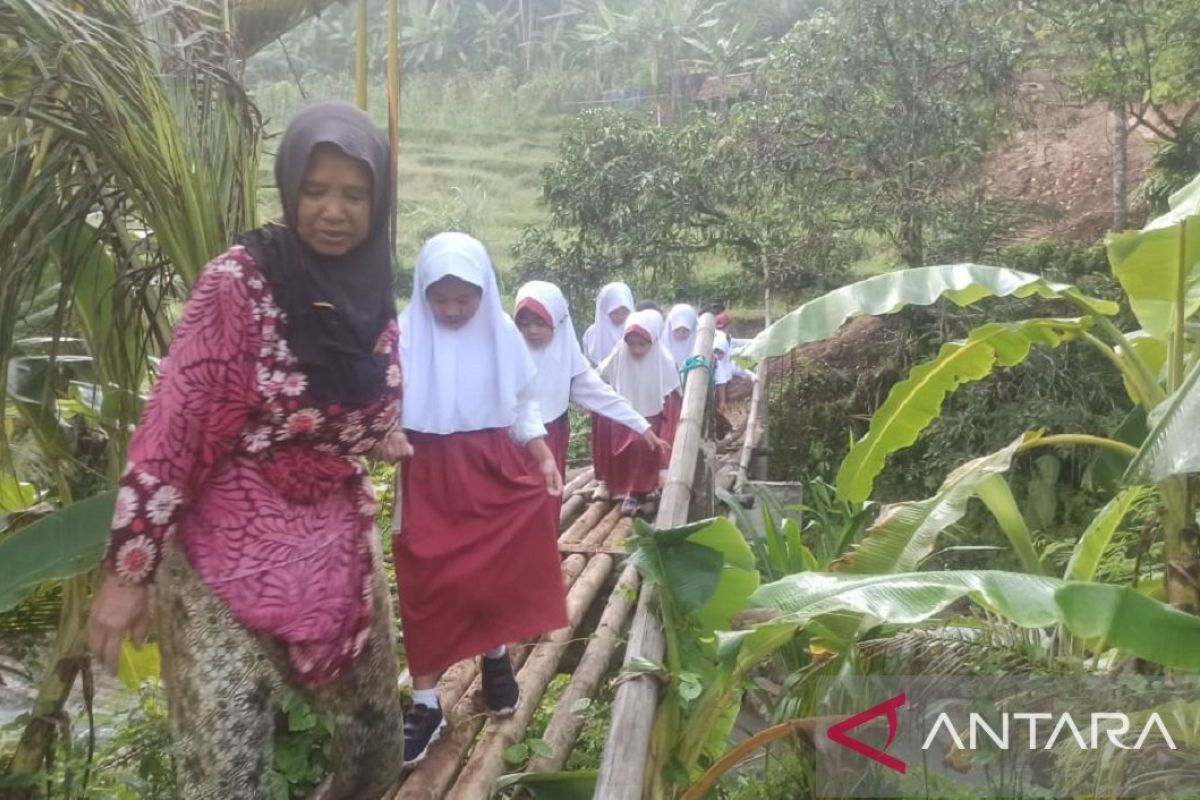 Tanggapi masukan warga Forkopimcam Cisolok bangun jembatan penghubung