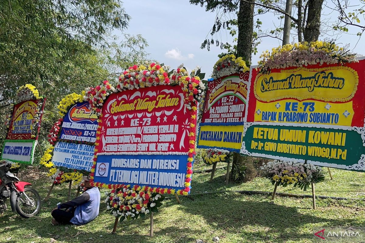 Karangan bunga HUT Prabowo  hiasi lokasi pembekalan calon wamen