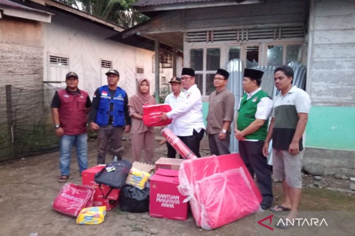 Pemkab Mukomuko bantu korban longsor