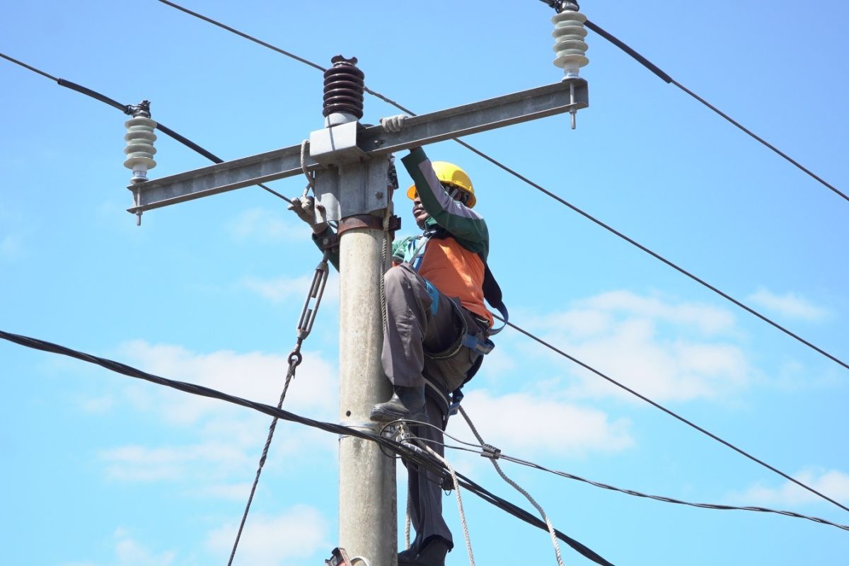 PLN imbau masyarakat tak perbaiki listrik mandiri