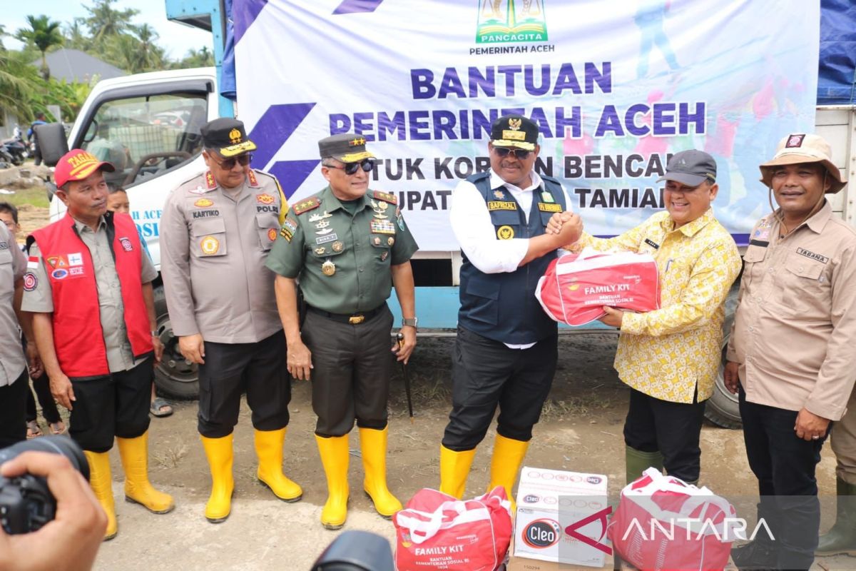 Pengungsi banjir di Aceh Tamiang diberikan bantuan masa panik