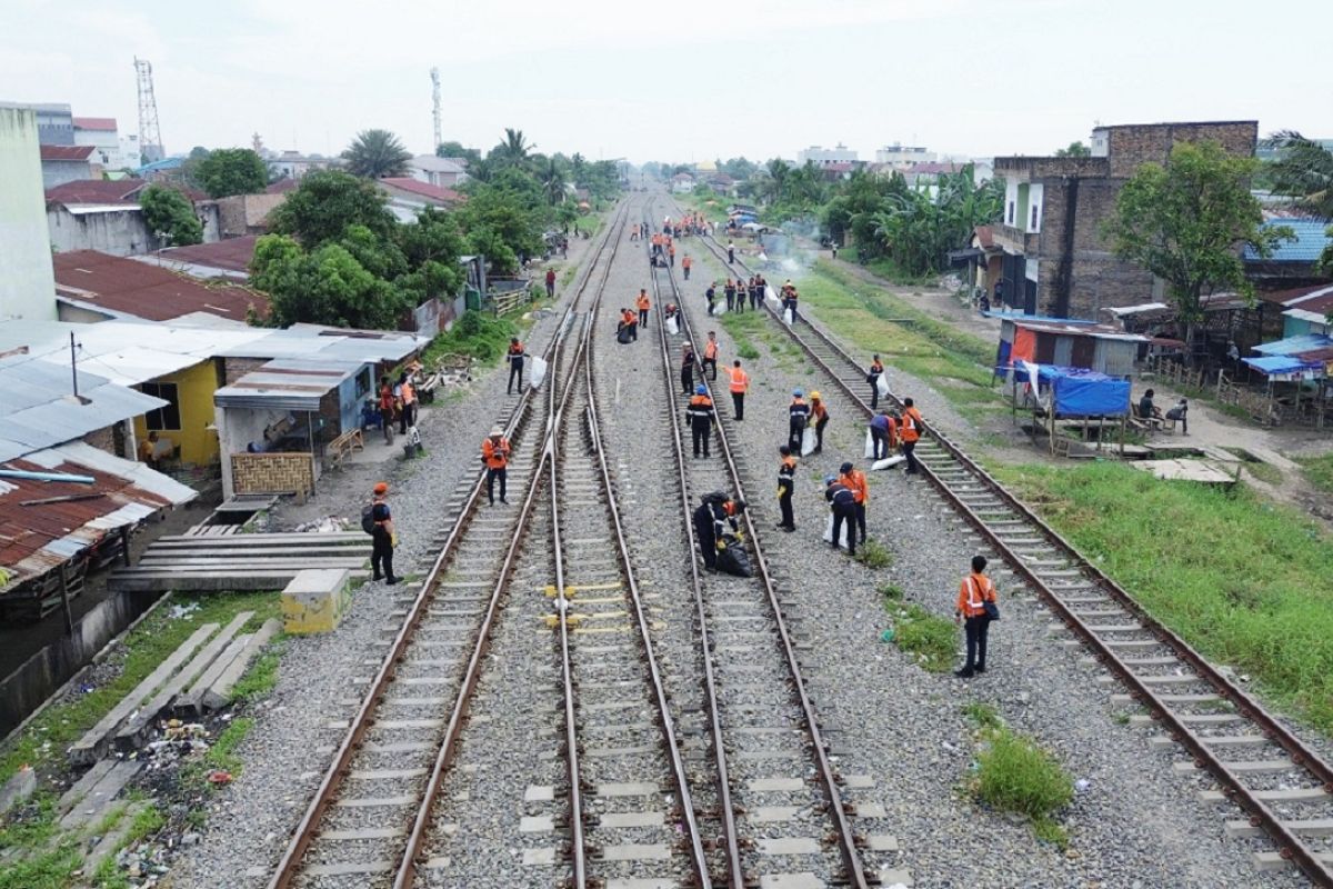 KAI Sumut lakukan aksi bersih demi  keamanan perjalanan kereta api