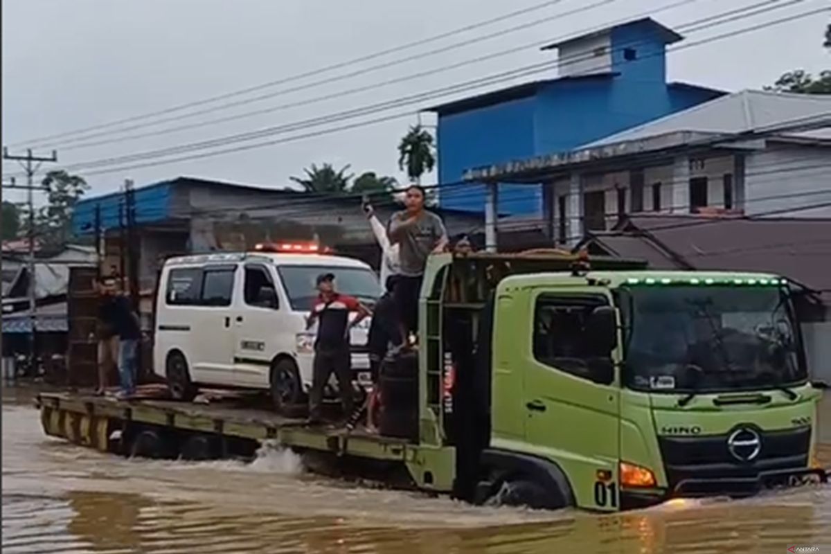 Jalur darat Pontianak-Sanggau Kalbar terputus akibat banjir di Sosok