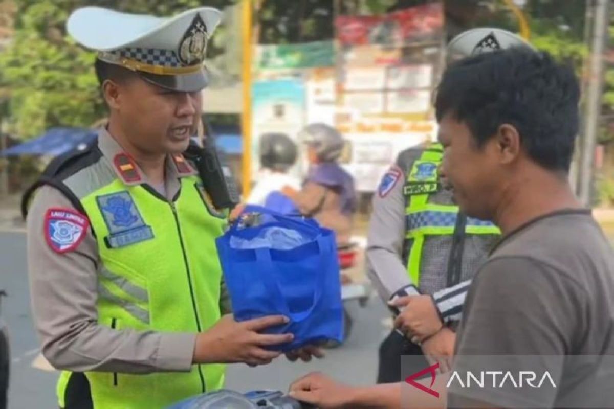 Polres Pekalongan bagikan sembako pada pengendara tertib berlalu lintas