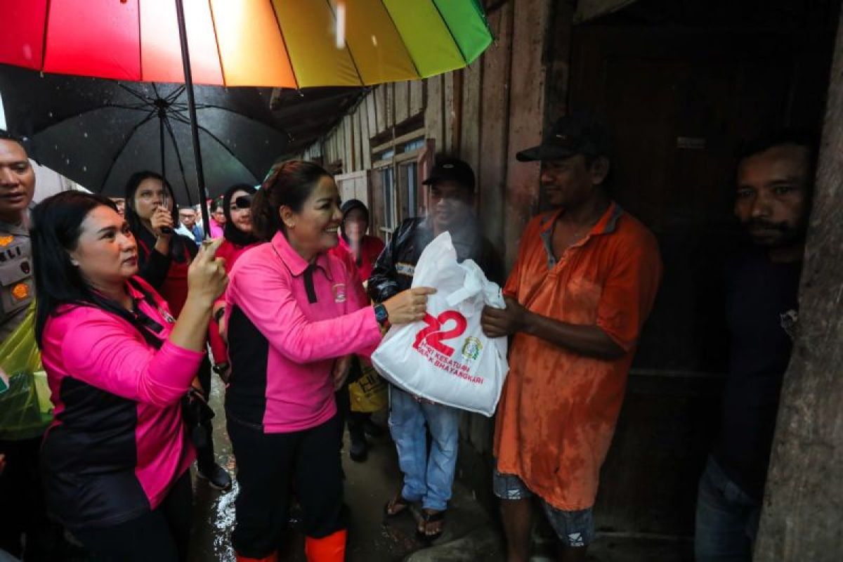 Bhayangkari beri bantuan masyarakat Tebing Tinggi terdampak banjir