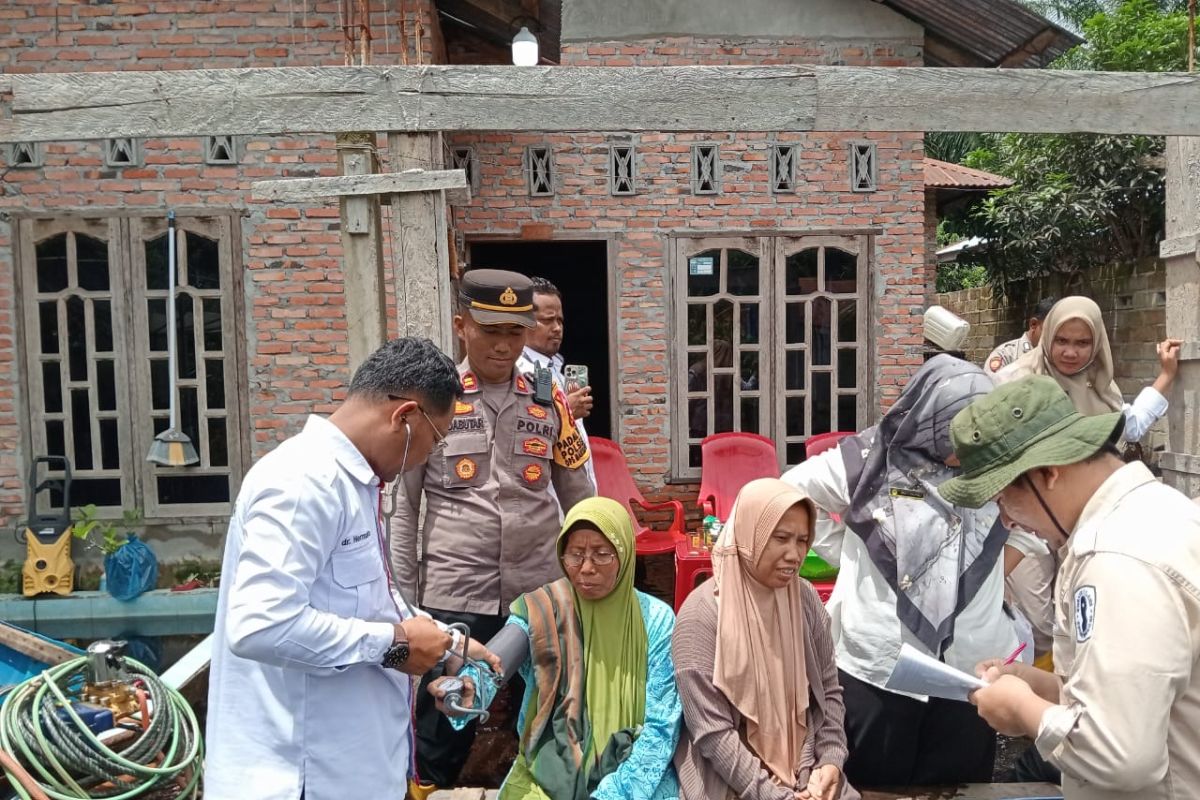 Polisi layani pemeriksaan kesehatan dan obat gratis ke korban banjir di Kubu