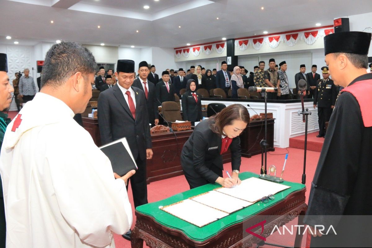 Vina Cristyn Ferani perempuan pertama jabat ketua DPRD Belitung