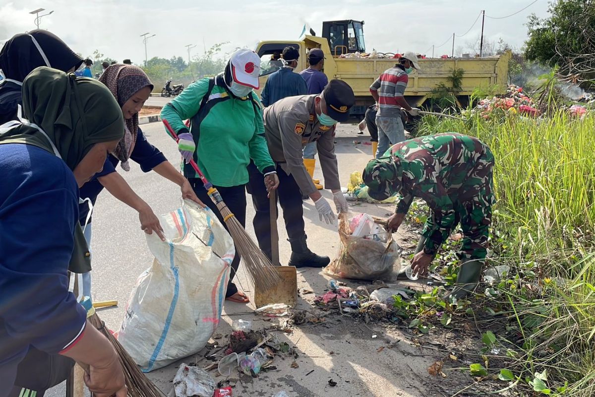 TNI-Polri bersama masyarakat gotong royong bersihkan lingkungan Karimun