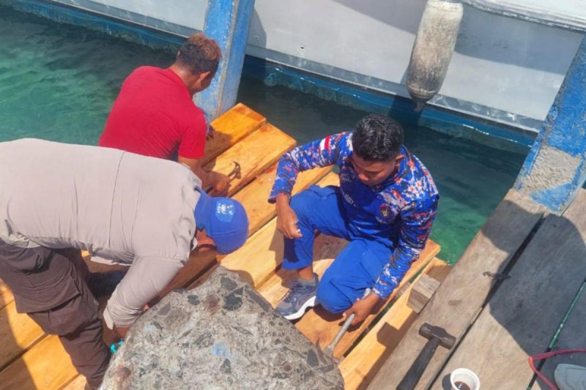 Polisi dan warga di Labuan Bajo perbaiki dermaga kayu