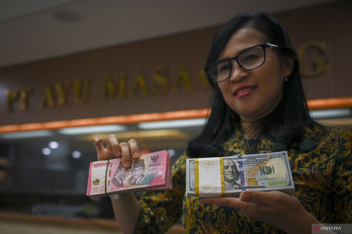 Kurs rupiah hari ini merosot 59 poin menjadi Rp15.563 per dolar AS