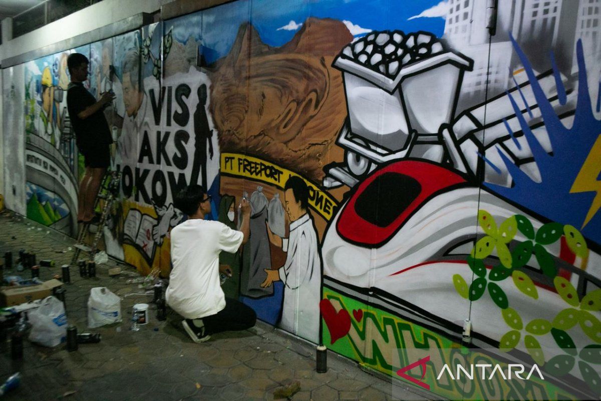 Anak muda Solo sambut kepulangan Jokowi dengan seni mural