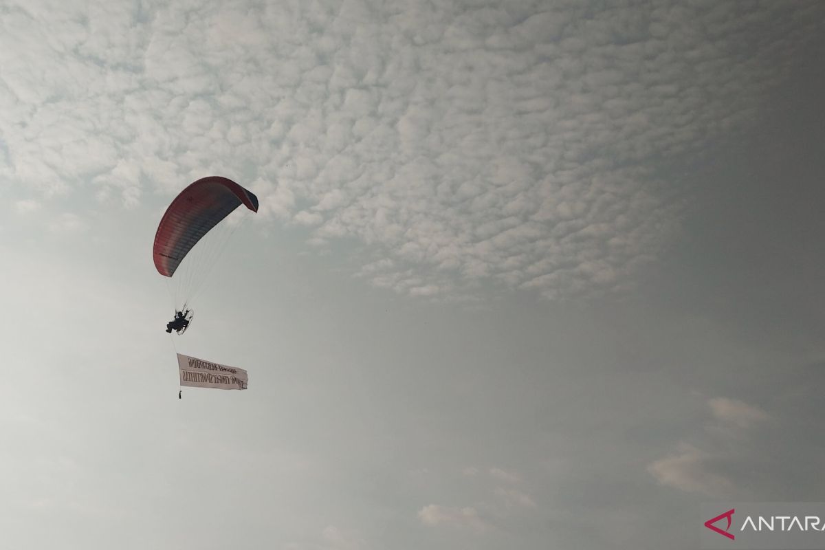 Aksi tim paramotor Lanud SMH meriahkan lomba dayung Panglima TNI Cup