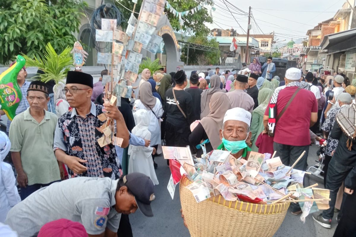 Mengenal tradisi "rebaq jangkeh" penutup bulan maulid di Mataram