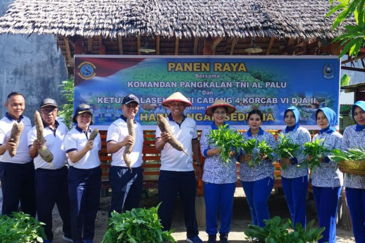 Lanal Palu gelar panen raya sayur dan singkong peringati Hari Ketahanan Pangan Sedunia