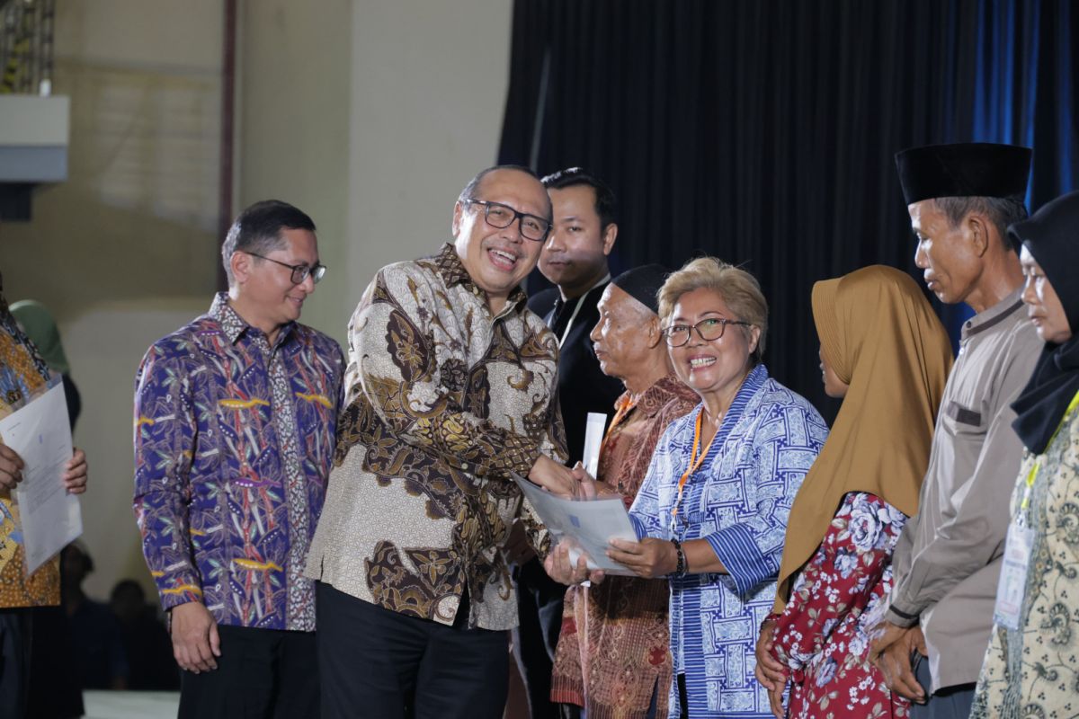 Sekjen Kementerian ATR/BPN serahkan 3.256 sertipikat tanah warga Jabar