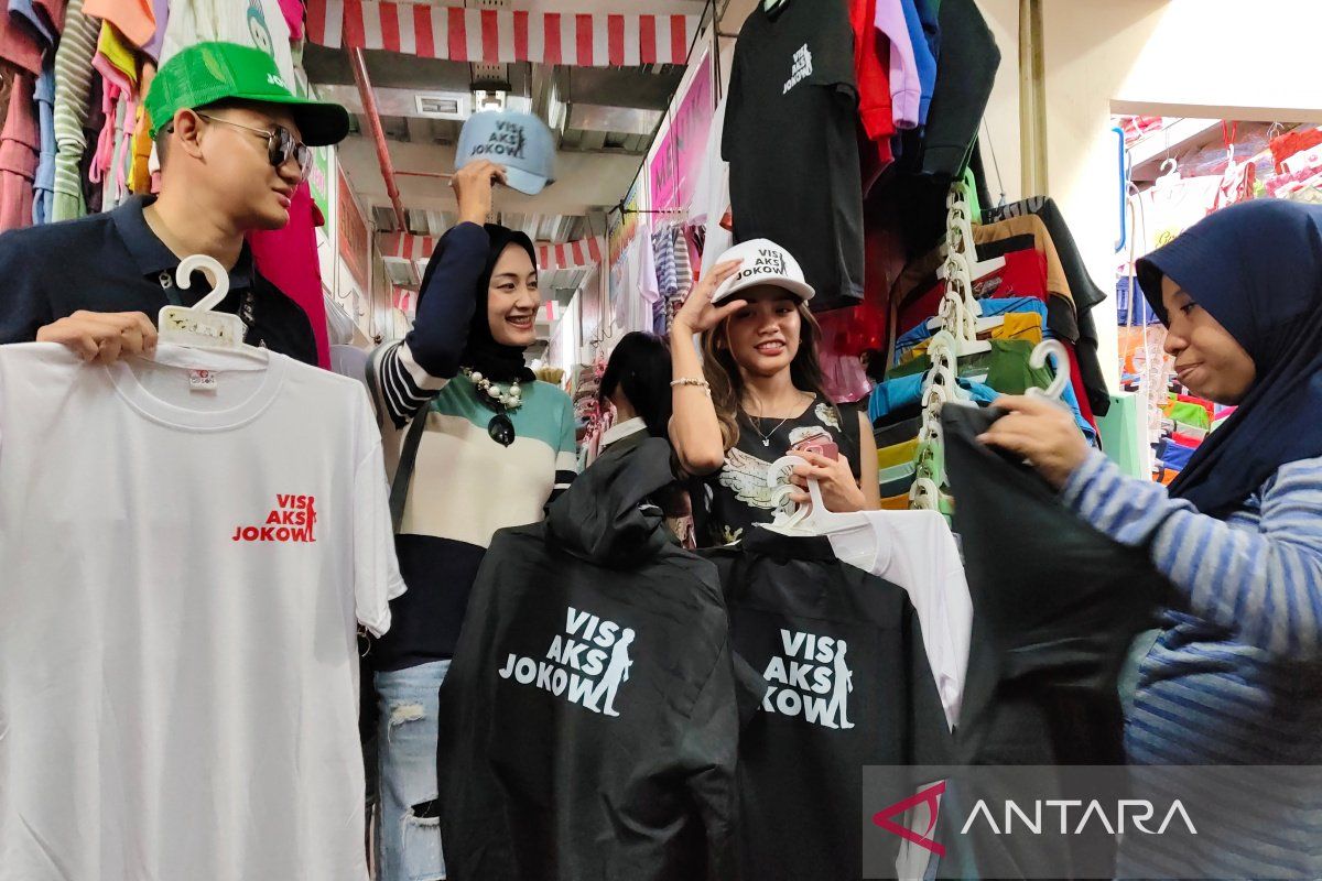 Warga  serbu kaos bertuliskan Jokowi di Pasar Klewer