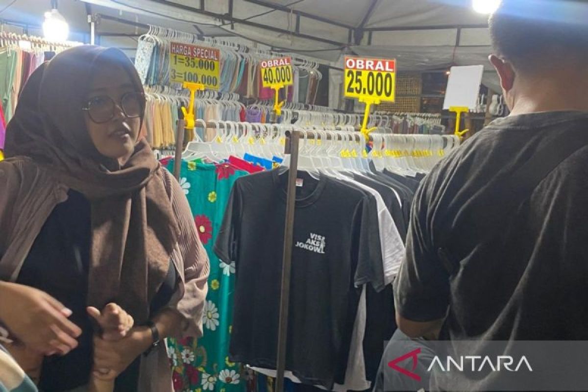 Pedagang Pasar  Ngarsopuro Solo raup rejeki berjualan asesoris Jokowi