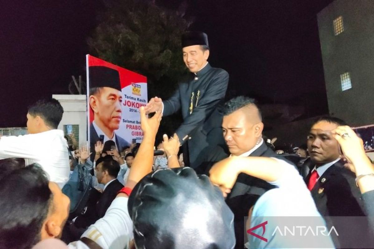 Tokoh wayang orang sambut kedatangan Jokowi di kediaman di Solo