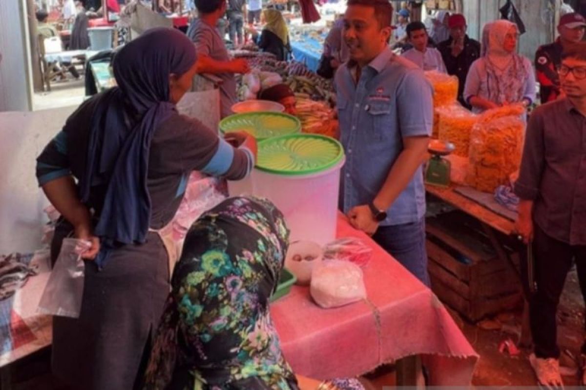 Berkunjung ke Pasar Lasi Agam, Vasko Ruseimy Borong Sembako