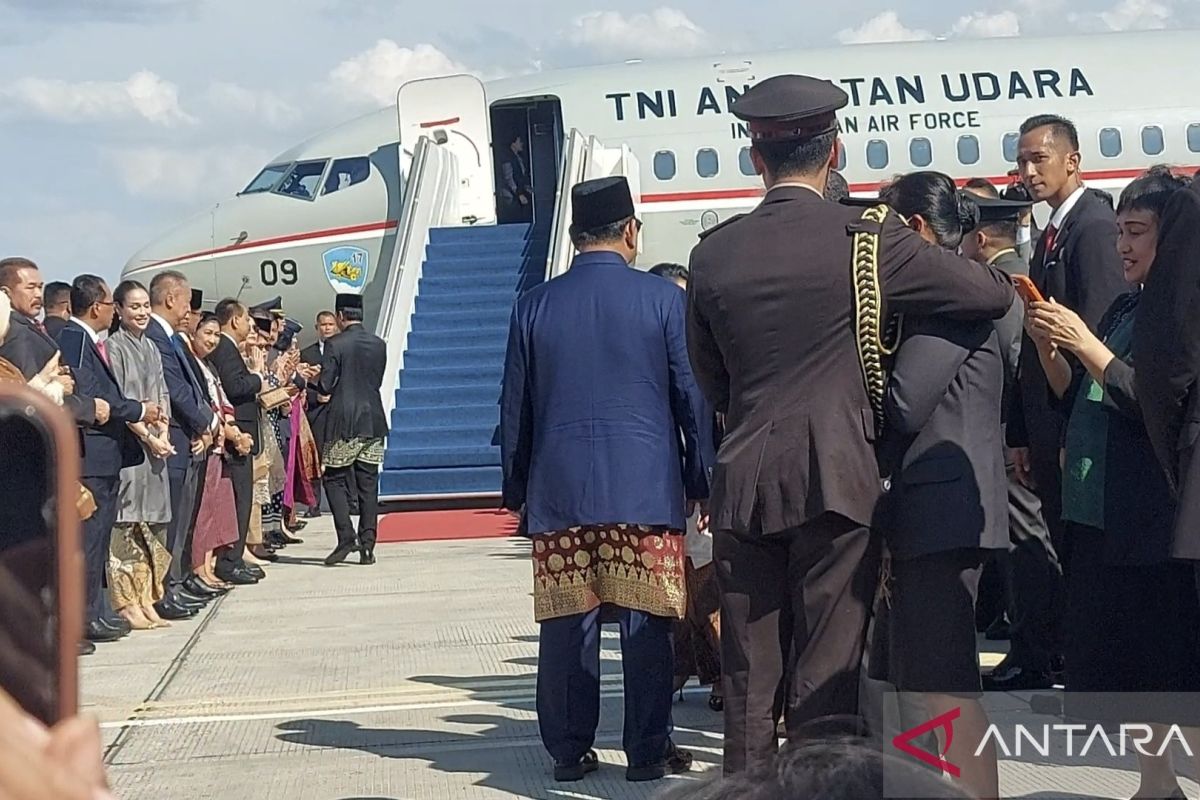 Wanita 'kebal Paspamres' menangis melepas Jokowi pulang ke Solo