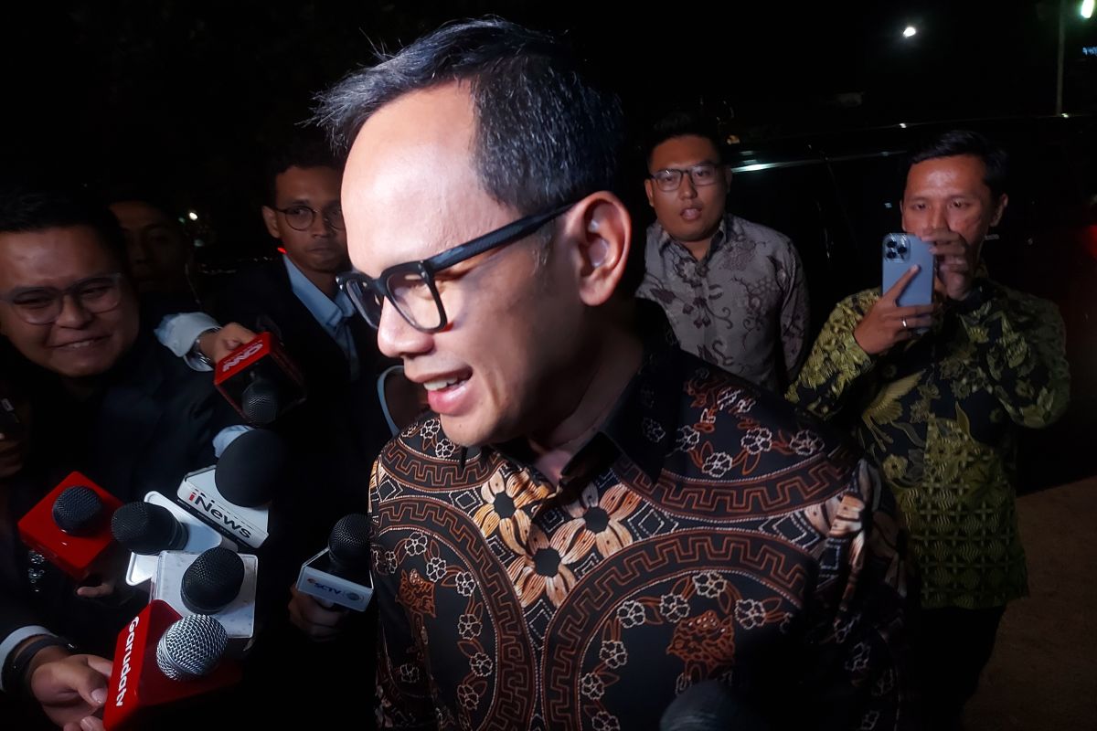 Calon menteri kabinet Prabowo-Gibran kompak kenakan batik cokelat tua ke Istana