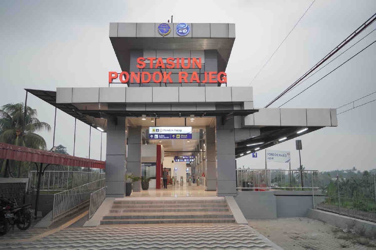 Pengguna commuter line bisa naik-turun di Stasiun Pondok Rajeg