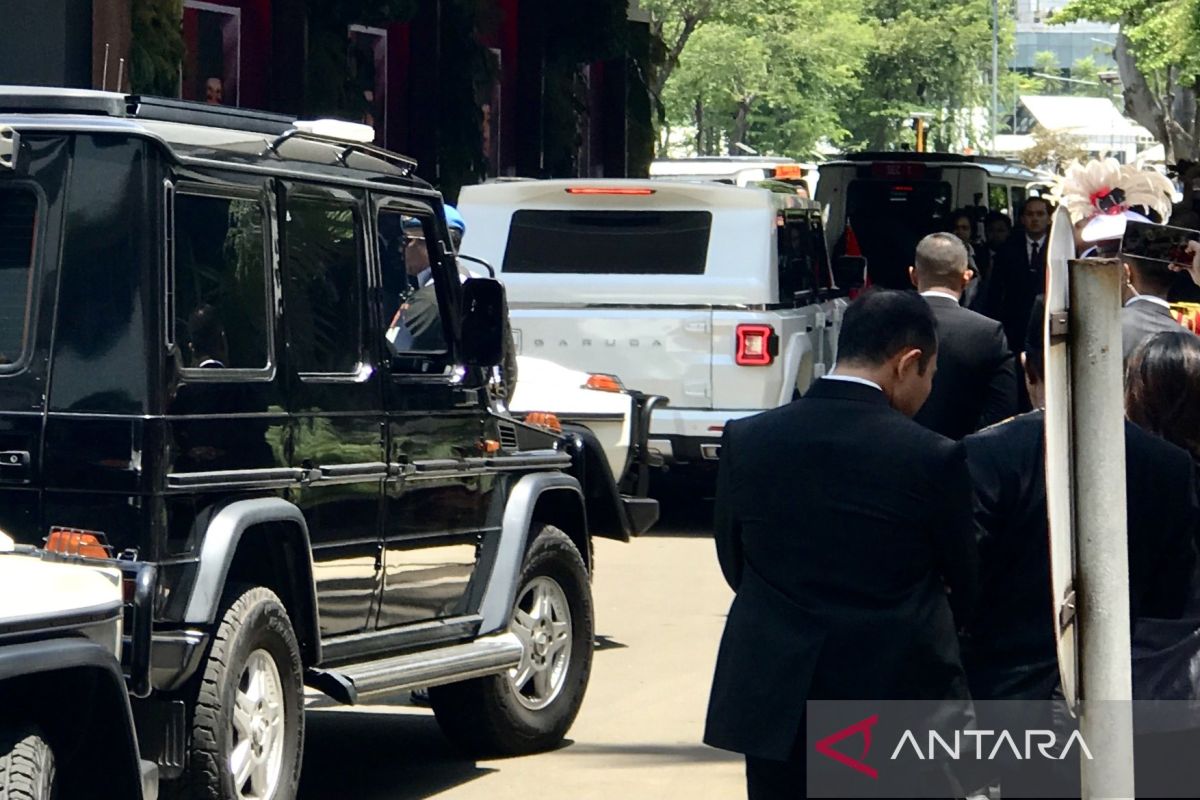 Presiden Prabowo naik MV3 Garuda buatan Pindad lanjutkan perjalanan ke Istana Negara